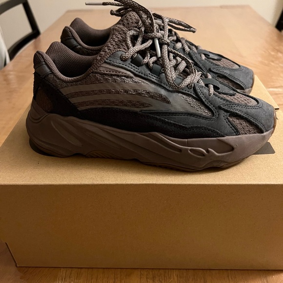 Yeezy 700 v2 Mauve - Picture 7 of 13